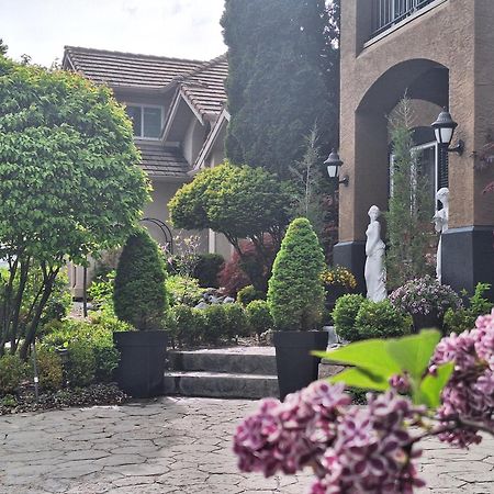Villa Bellissimo Frantalia - La Galleriseum Versaliere Kelowna Bagian luar foto