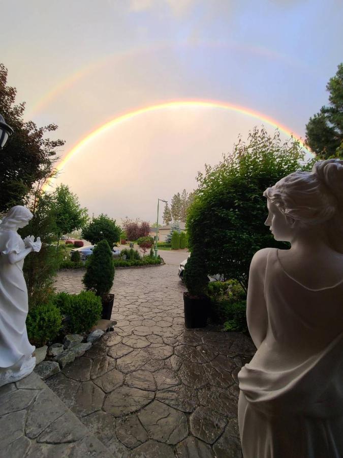Villa Bellissimo Frantalia - La Galleriseum Versaliere Kelowna Bagian luar foto