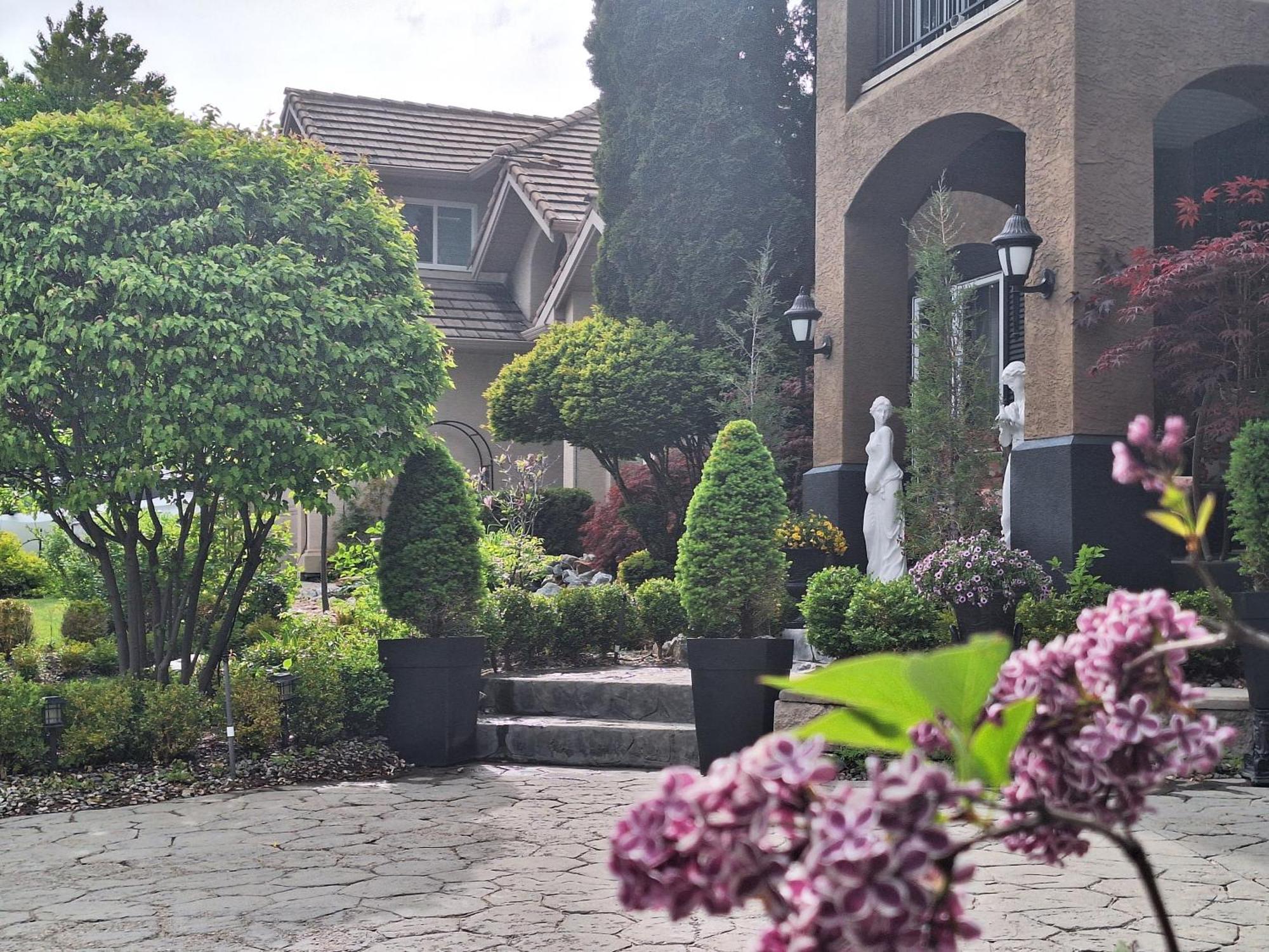 Villa Bellissimo Frantalia - La Galleriseum Versaliere Kelowna Bagian luar foto