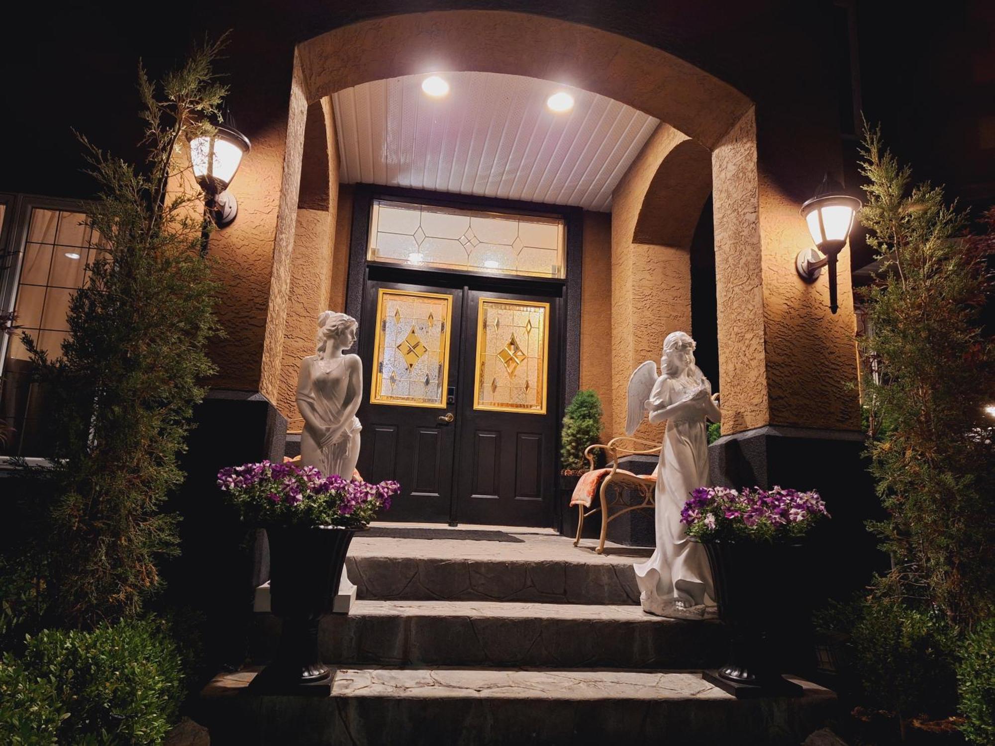 Villa Bellissimo Frantalia - La Galleriseum Versaliere Kelowna Bagian luar foto